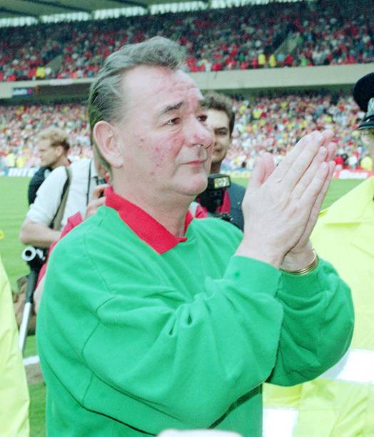 farewell-to-the-nottingham-forest-fans-from-brian-clough-after-his-picture-id828681892