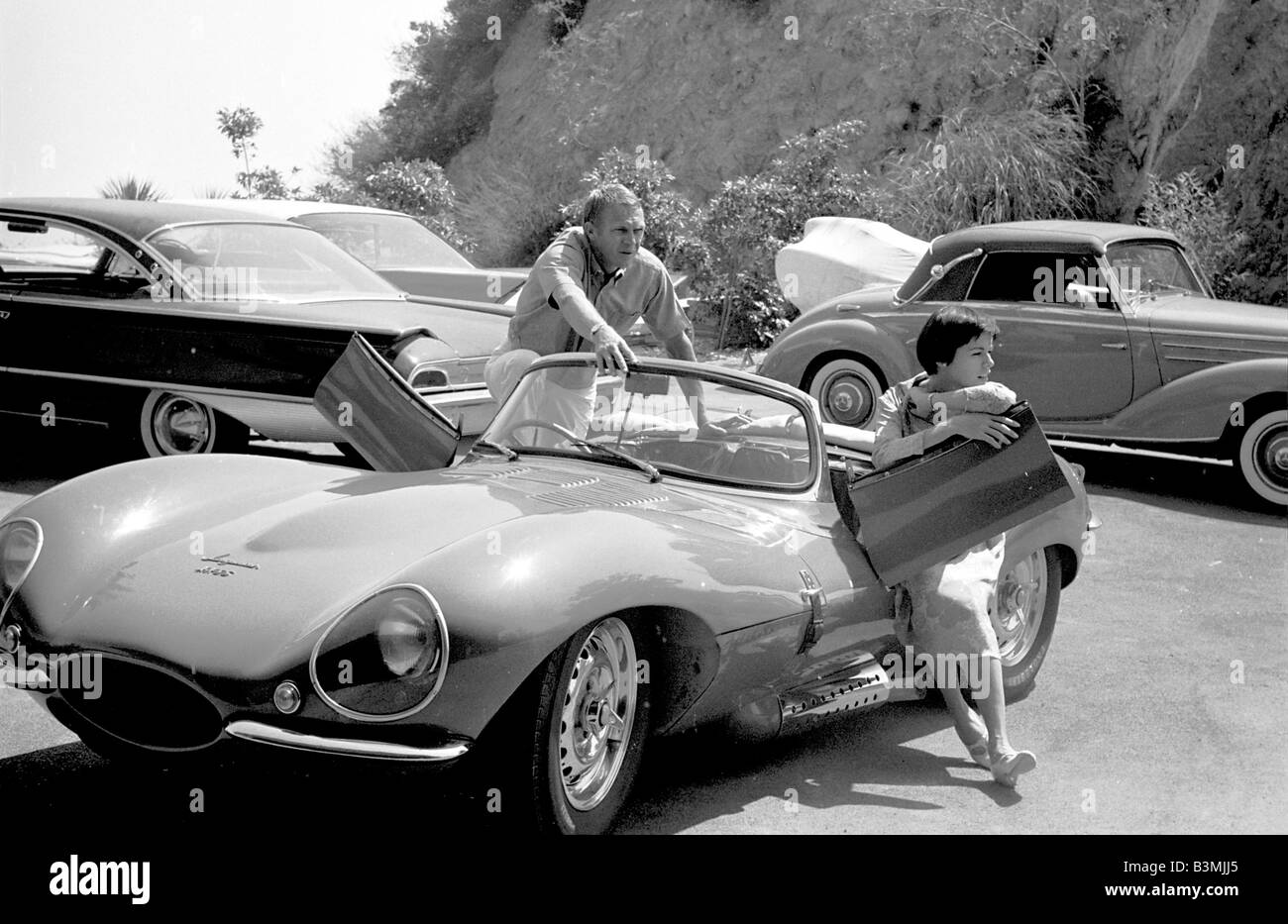 steve-mcqueen-us-film-star-with-wife-nellie-and-some-of-their-cars-B3MJJ5.jpg